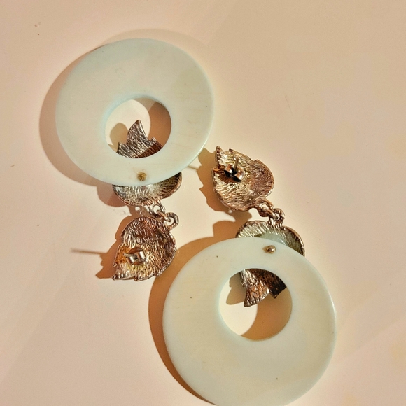 🥂SALE🥂 Minty Pair of Vintage Leaf and Hoop Earrings - Picture 4 of 4